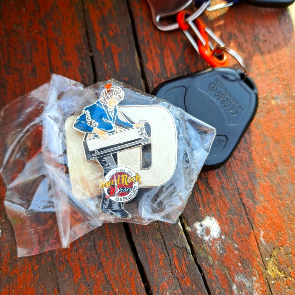 2/$15 Hard Rock Cafe pin D musicians